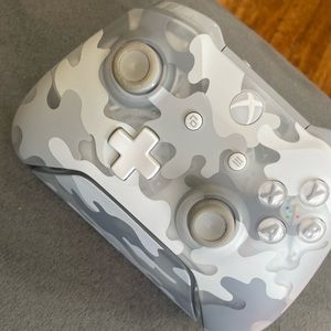White Camo XBOX controller with Charging stand